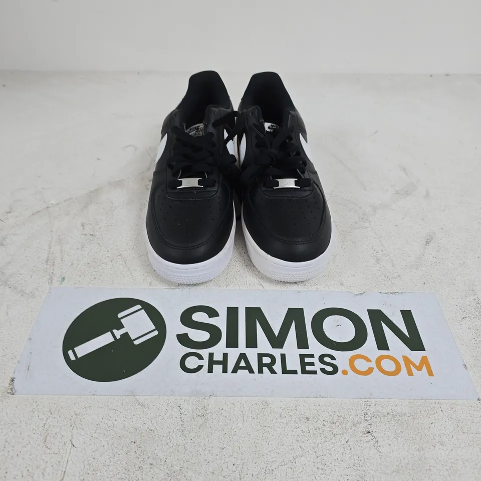 UNBOXED PAIR OF NIKE AIR FORCE 1 '07 TRAINERS IN BLACK/WHITE - UK 8