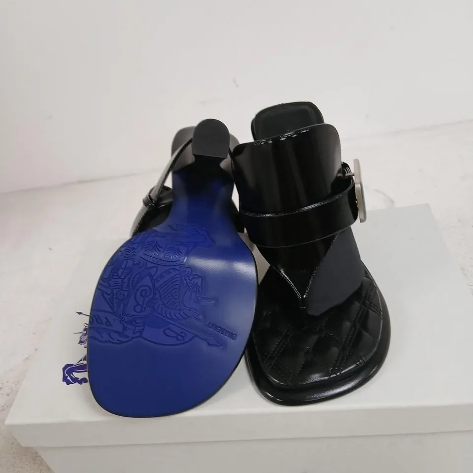 BURBERRY BLACK LEATHER BAY SANDAL – QUILTED FOOTBED, BUCKLE STRAP, UK 5 (EU 38)