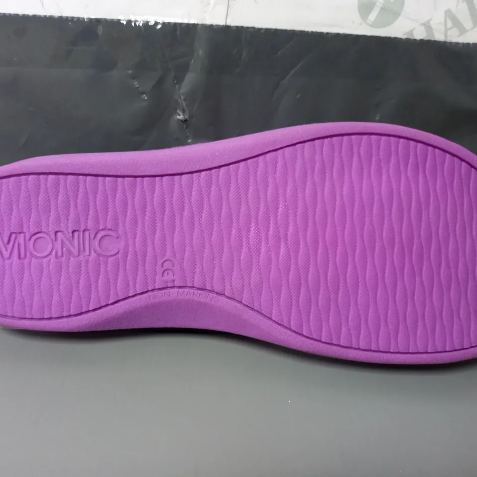 VIONIC INDULGE RELAX SLIPPERS IN PURPLE - SIZE 7