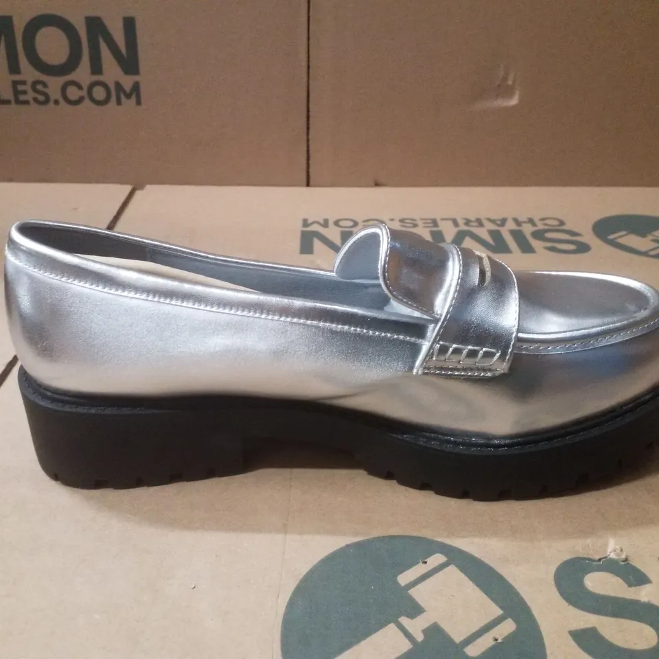 BOX CONTAINING APPROXIMATELY 5 PAIRS OF BRAND NEW SIMPLY BE SILVER DALLAS EX WIDE PENNY LOAFER - SIZE 9