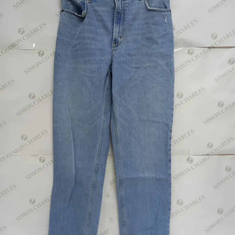 ABERCROMBIE & FITCH ULTRA HIGH RISE THE 90S STRAIGHT JEANS IN LIGHT BLUE - 30 10R