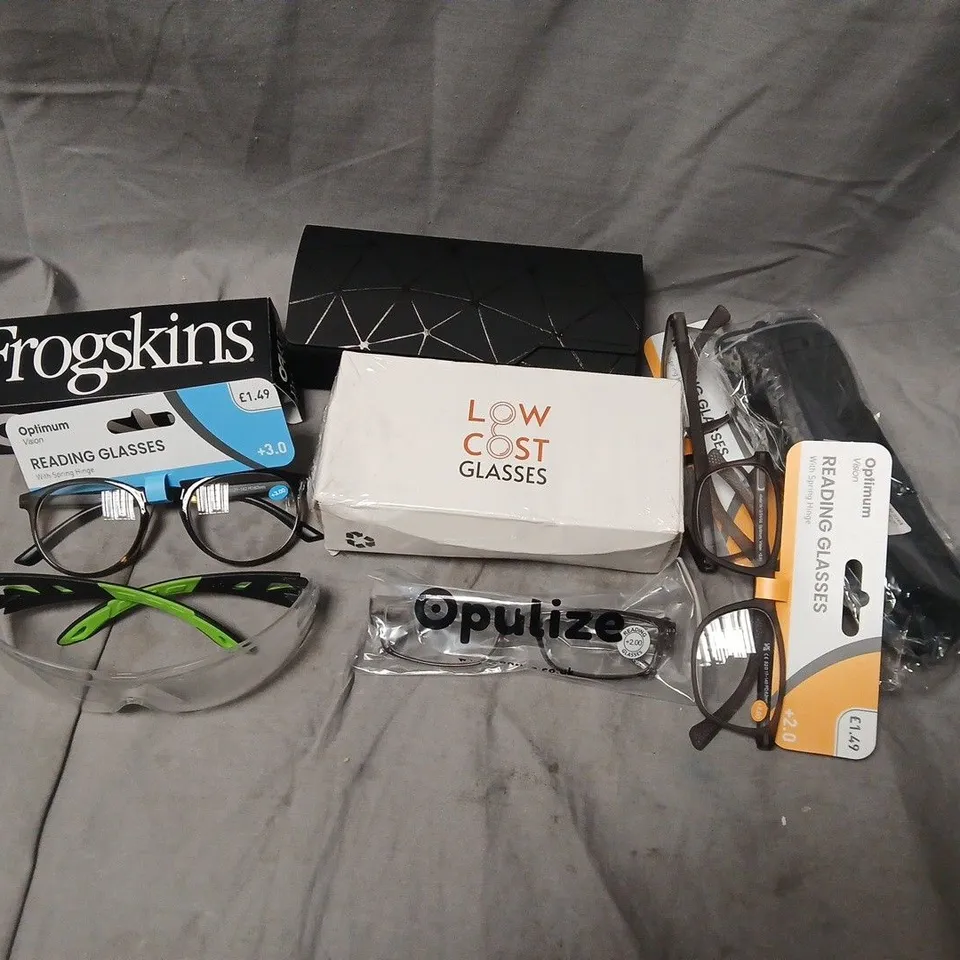APPROXIAMTELY 15 ASSORTED SUNGLASSES/SPECTACLES IN VARIOUS DESIGNS TO INCLUDE OAKLEY FROGSKINS, OPTIMUM VISION READING GLASSES, OPULIZE GLASSES, ETC