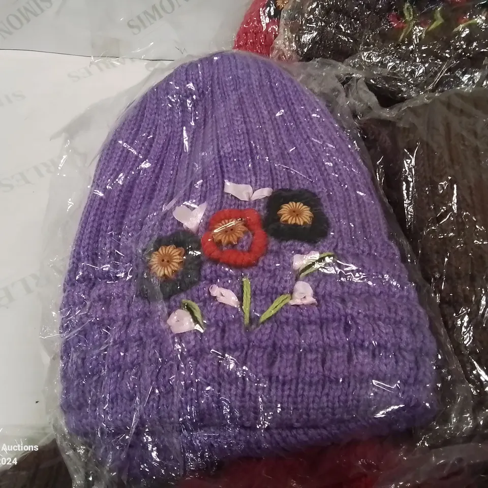 LOT CONTAINING LARGE AMOUNT OF BAGGED WOOLEN HATS IN VARIOUS COLOURS AND DESIGNS 