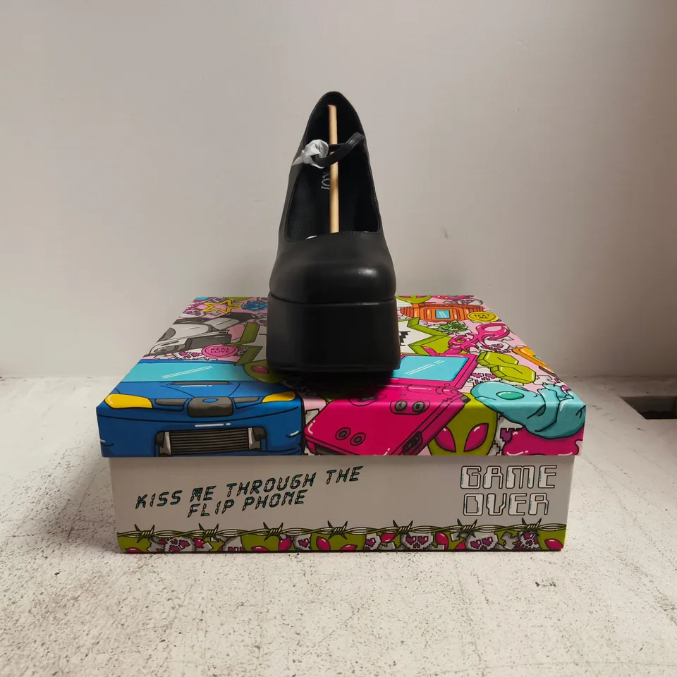 BOXED PAIR OF KOI DARKBLOOM BLACK PLATFORM HEELS SIZE UK 11