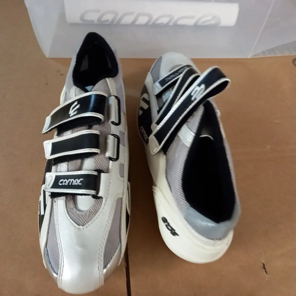 PAIR OF CARNAC EOS CYCLING SHOES IN WHITE SILVER BLACK - FR 44 US 11