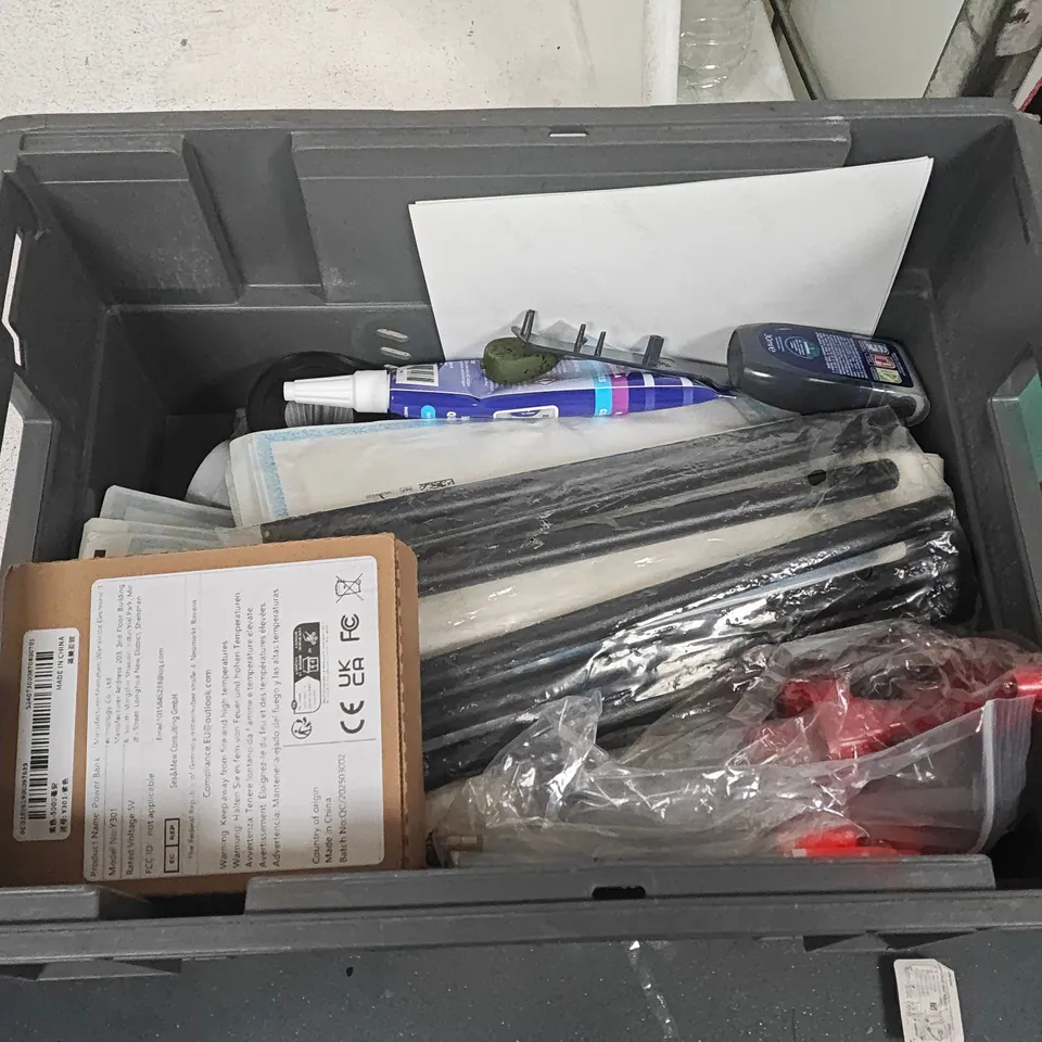 LOT OF APPROXIMATELY 24 ASSORTED HOUSEHOLD ITEMS TO INCLUDE GLUE STICKS, MOULD MAGIC AND FABULOSA