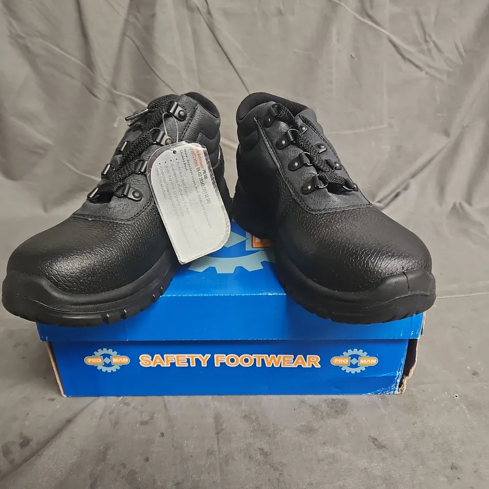 BOXED PAIR OF PROMAN DUAL DENSITY CHUKKA BUFFALO LEATHER BOOTS IN BLACK SIZE UK 3