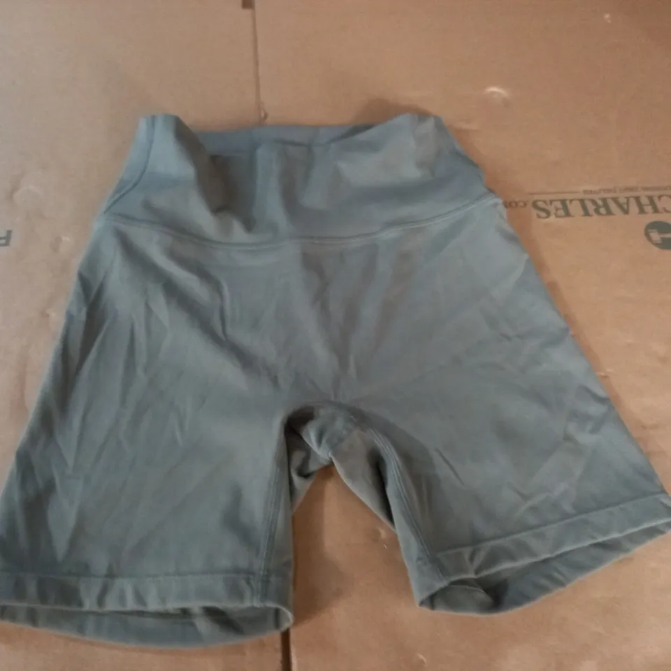 ADANOLA GREEN TRAINING SHORTS - M