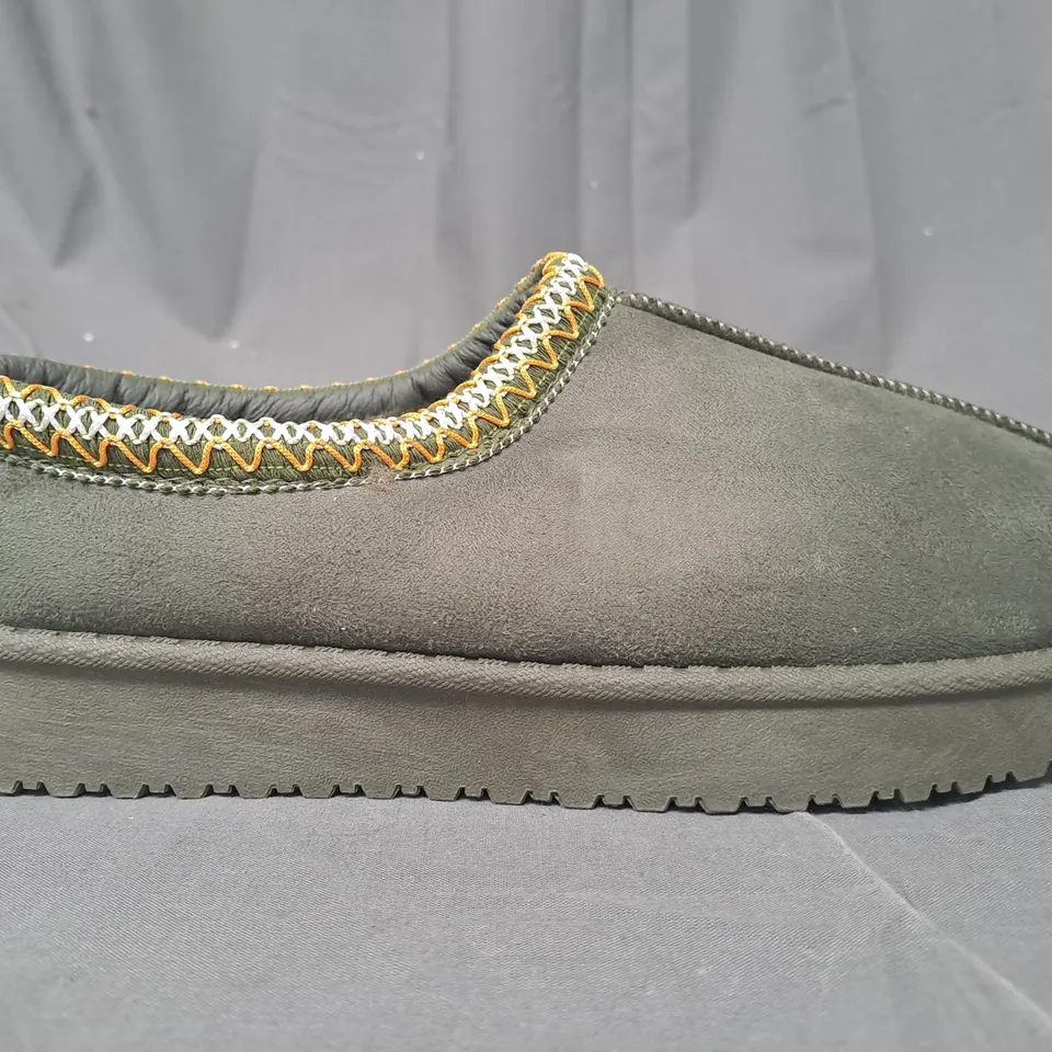 BOXED PAIR OF DESIGNER FAUX FUR SLIP0ON SHOES IN GREEN EU SIZE 41