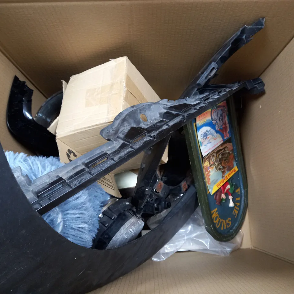 BOX OF APPROX 14 ASSORTED ITEMS TO INCLUDE - MILLI LAMP , MINI BUMPER , MAXIM FISH ETC - COLLECTION ONLY