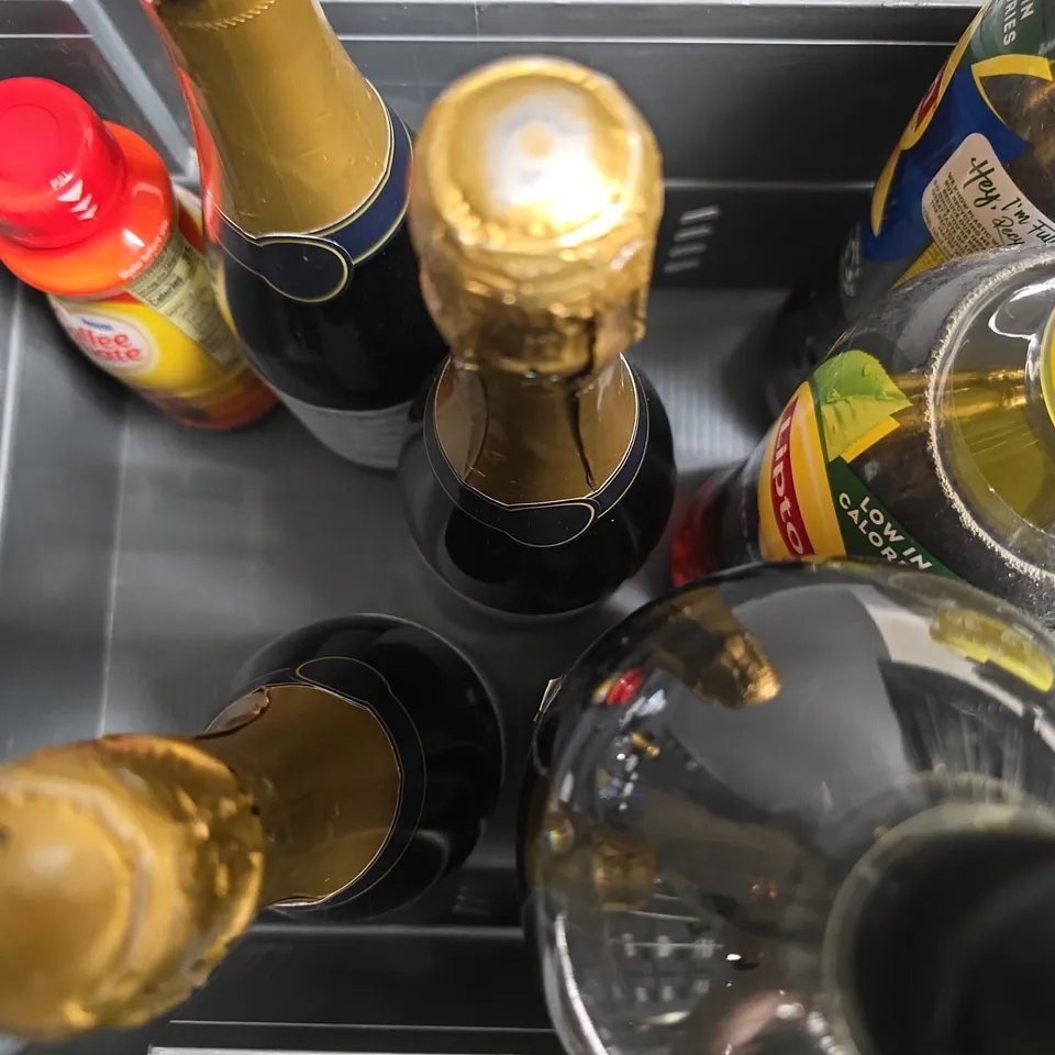 APPROXIMATELY 8 ASSORTED DRINKS ITEMS TO INCLUDE - LIPTON LEMON ICED TEA , PEPSI MAX ETC