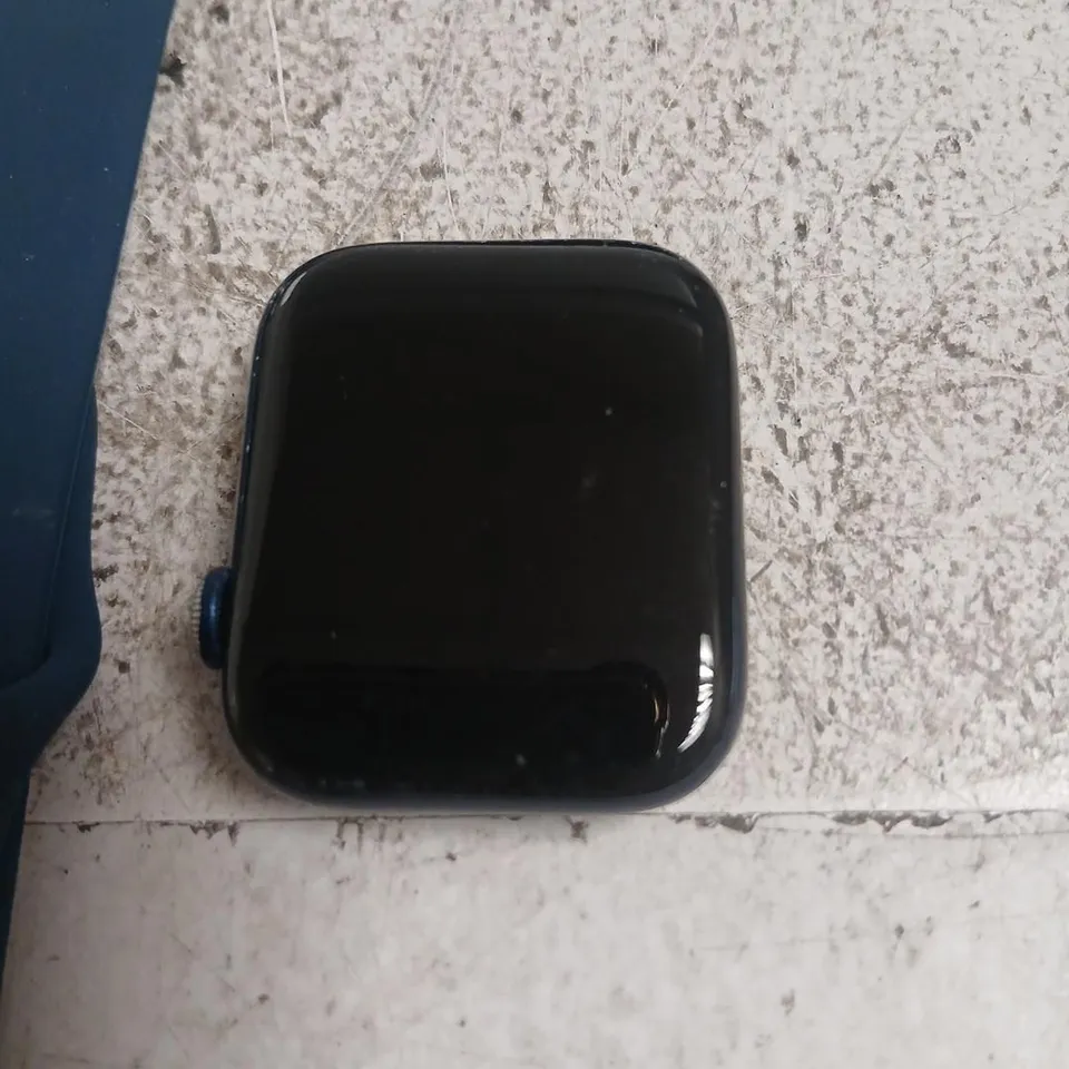 APPLE SMARTWATCH WITH BLUE SILICONE STRAP – SQUARE BLACK DISPLAY SERIES 6