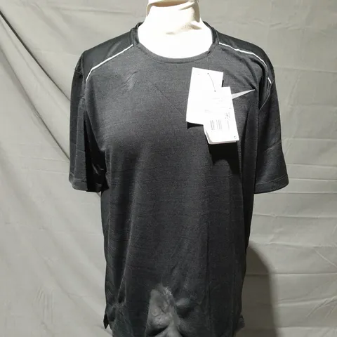 NIKE MILLER 1.0 TEE SIZE MEDIUM