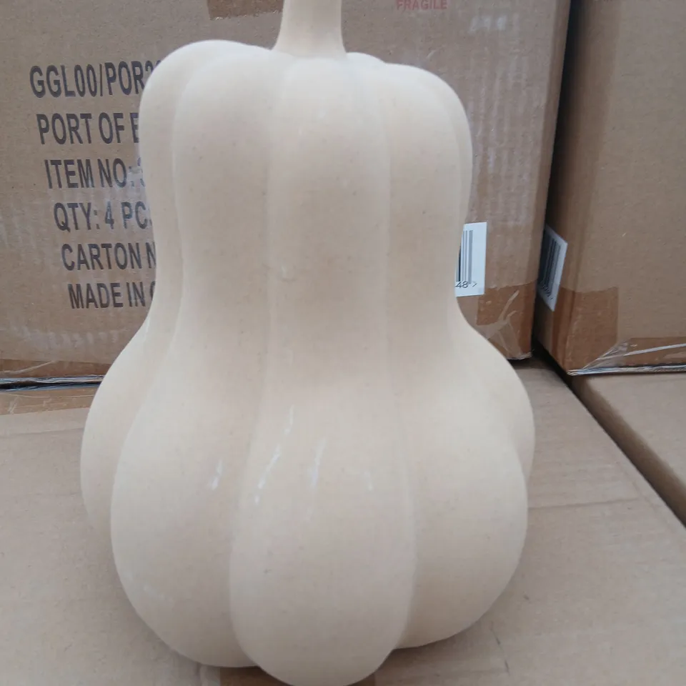 FOUR GISELA GRAHAM WHITE SPECKLED CERAMIC DECORATIVE GOURD SCULPTURE