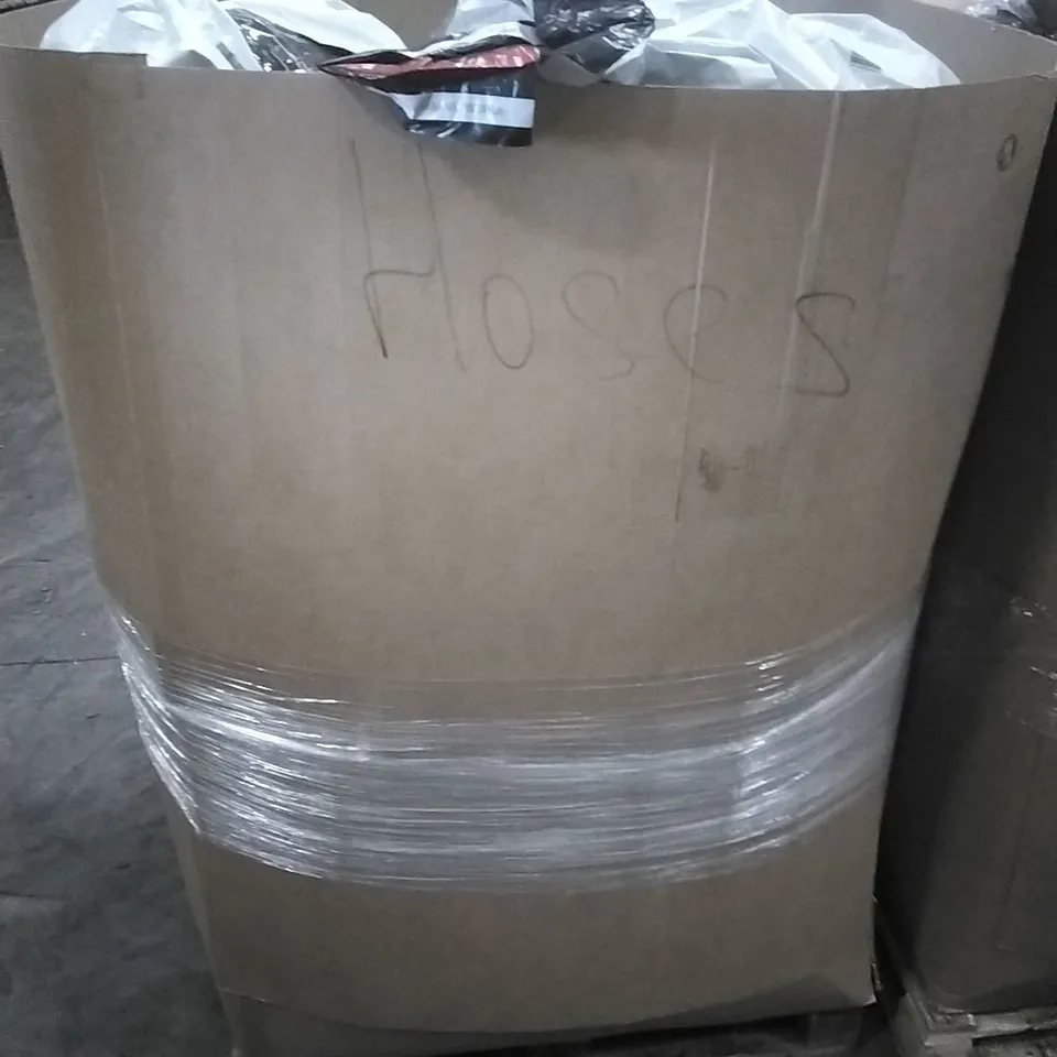 A PALLET CONTAINING A LARGE QUANTITY OF ASSORTED GARDEN HOSES ETC