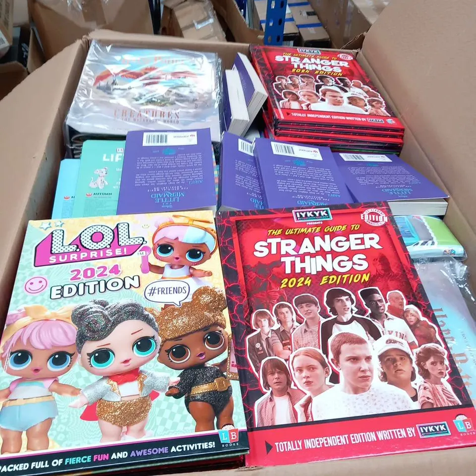 LARGE PALLET OF ASORTED CHILDREN'S BOOKS AND ACCESSORIES TO INCLUDE; BUSY BOOKS, ANNUALS AND CRAFT SETS