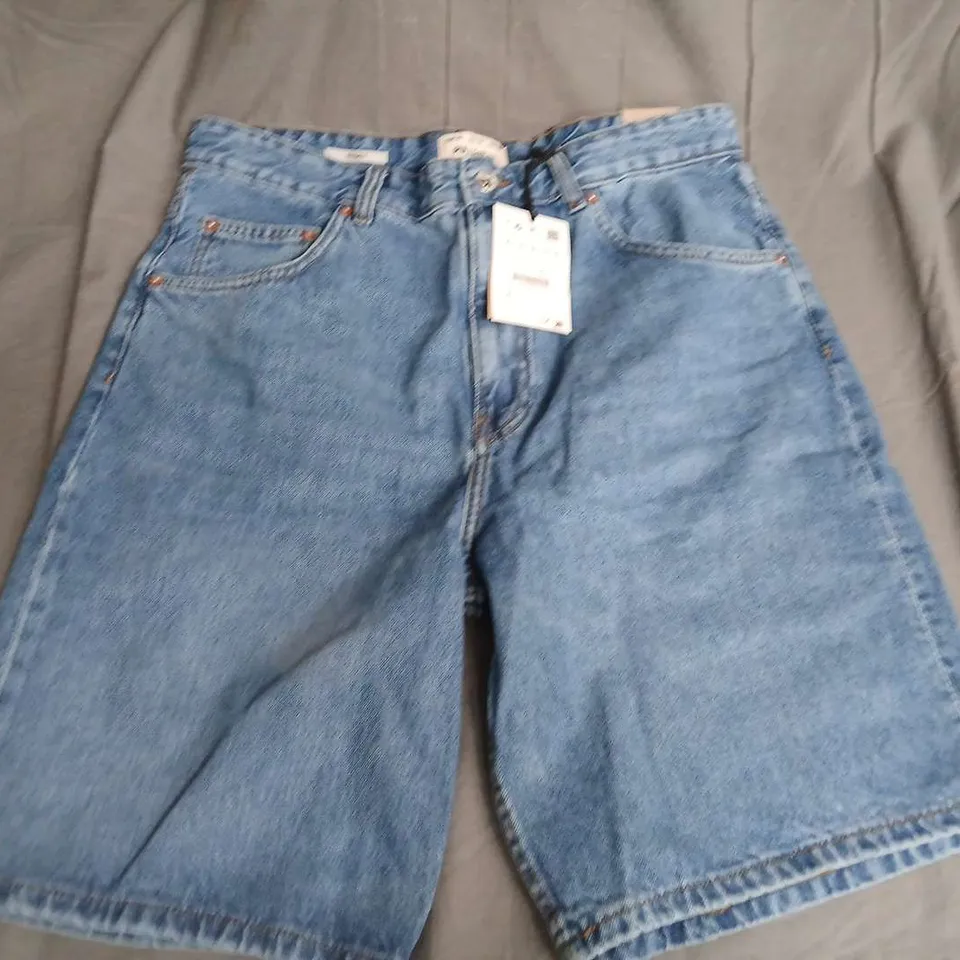 PULL & BEAR BAGGY JEANS SHORTS IN BLUE - EU 42