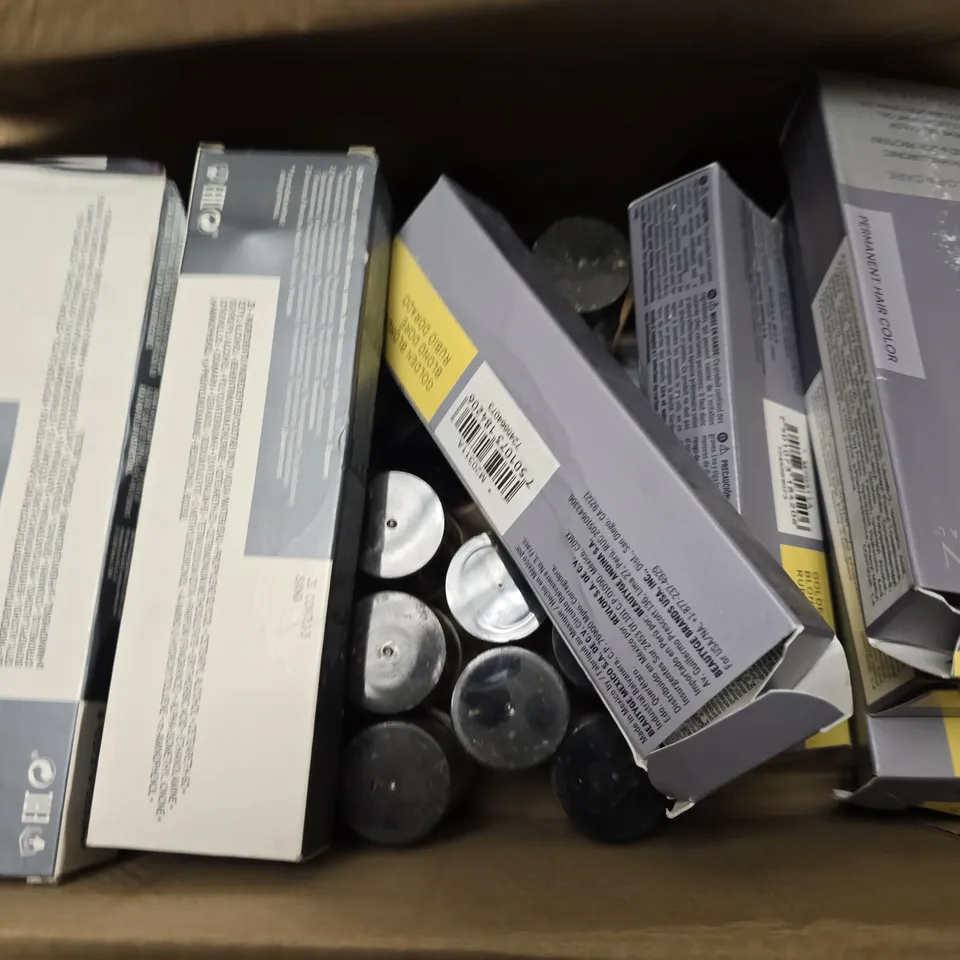 BOX OF APPROXIMATELY 15 ASSORTED REVLON ITEMS TO INCLUDE - COLOURSTAY MAKEUP 180 , REVLONISSIMO COLOR SMETIQUE CREME GEL COLOUR 