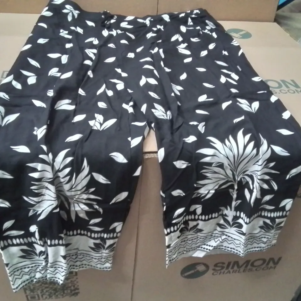 BOXED BRAND NEW APPROXIMATELY 16 JD WILLIAMS SPUN VISCOSE TROUSER MONO PRINT SIZE 26