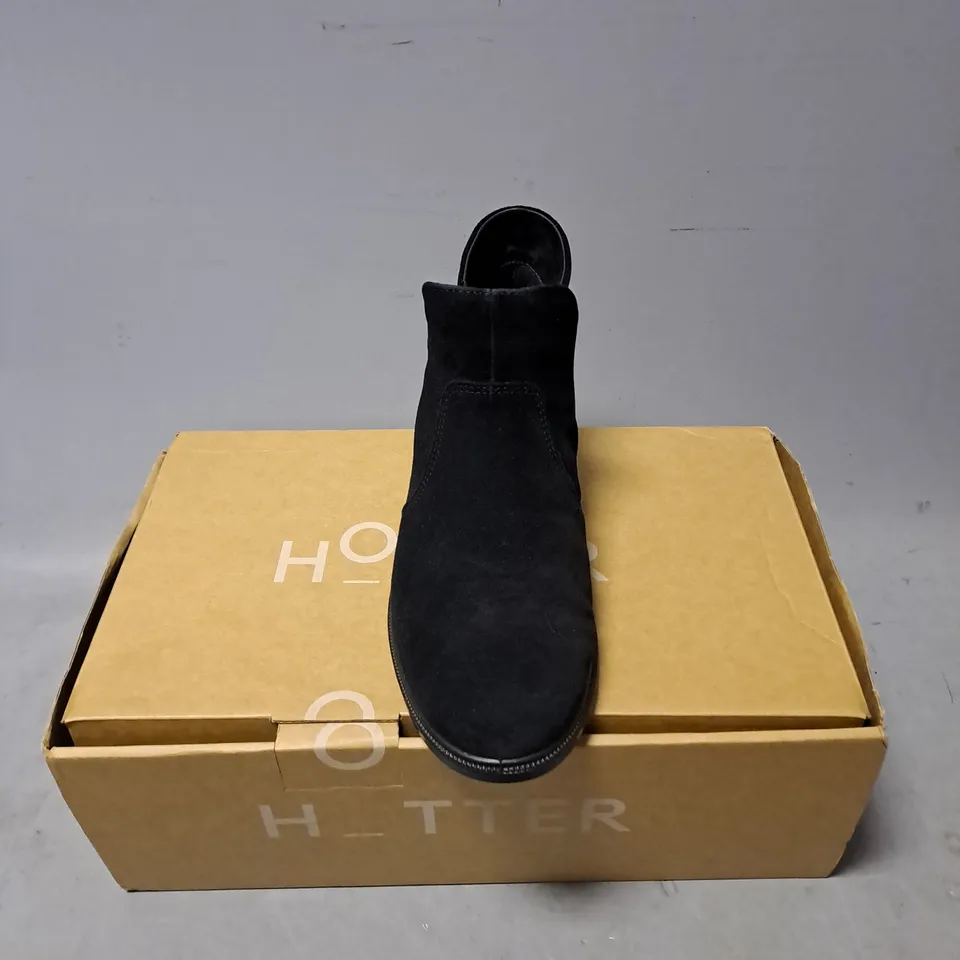 BOXED PAIR OF HOTTER LUDLOW ANKLE BOOTS IN BLACK SUEDE SIZE 5