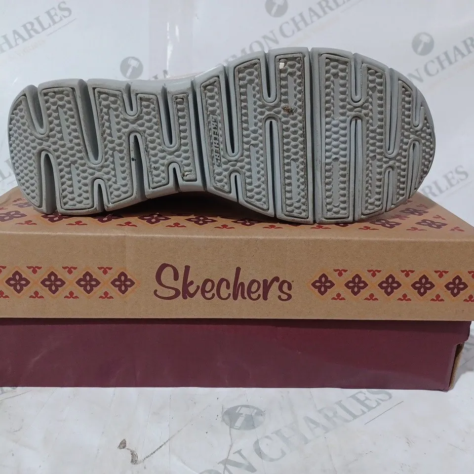 BOXED PAIR OF SKECHERS BOOTS IN BLUSH SIZE 3.5