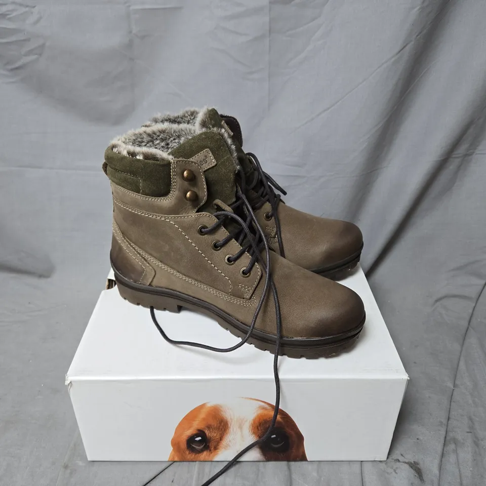 BOXED HUSH PUPPIES LADIES ANNAY BOOTS IN KHAKI - UK 6