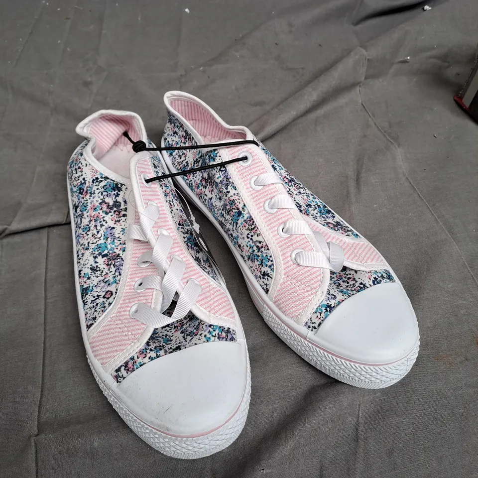 BOX OF APPROXIMATLY 10 FLAT FLOWER SHOES IN VARIOUS SIZE