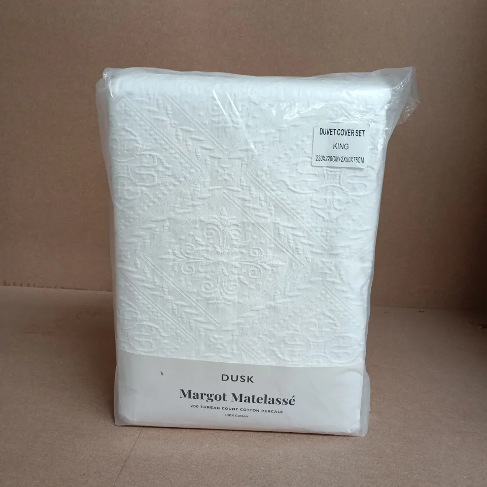 DUSK MARGOT MATELASSÉ DUVET COVER SET – KING (230 X 220 CM)