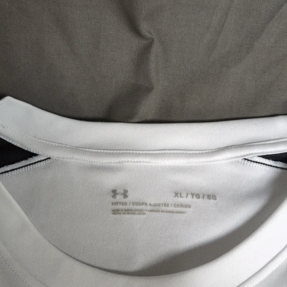 UNDER ARMOUR WHITE PERFORMANCE T-SHIRT WITH BLACK SHOULDER PANELS – UK XL