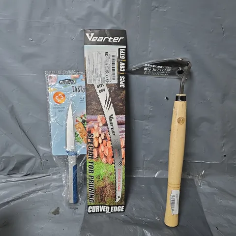 APPROXIMATELY 13 ASSORTED ITEMS TO INCLUDE - CAST IRON PAN , CUTLERY SET , KNIFE ETC
