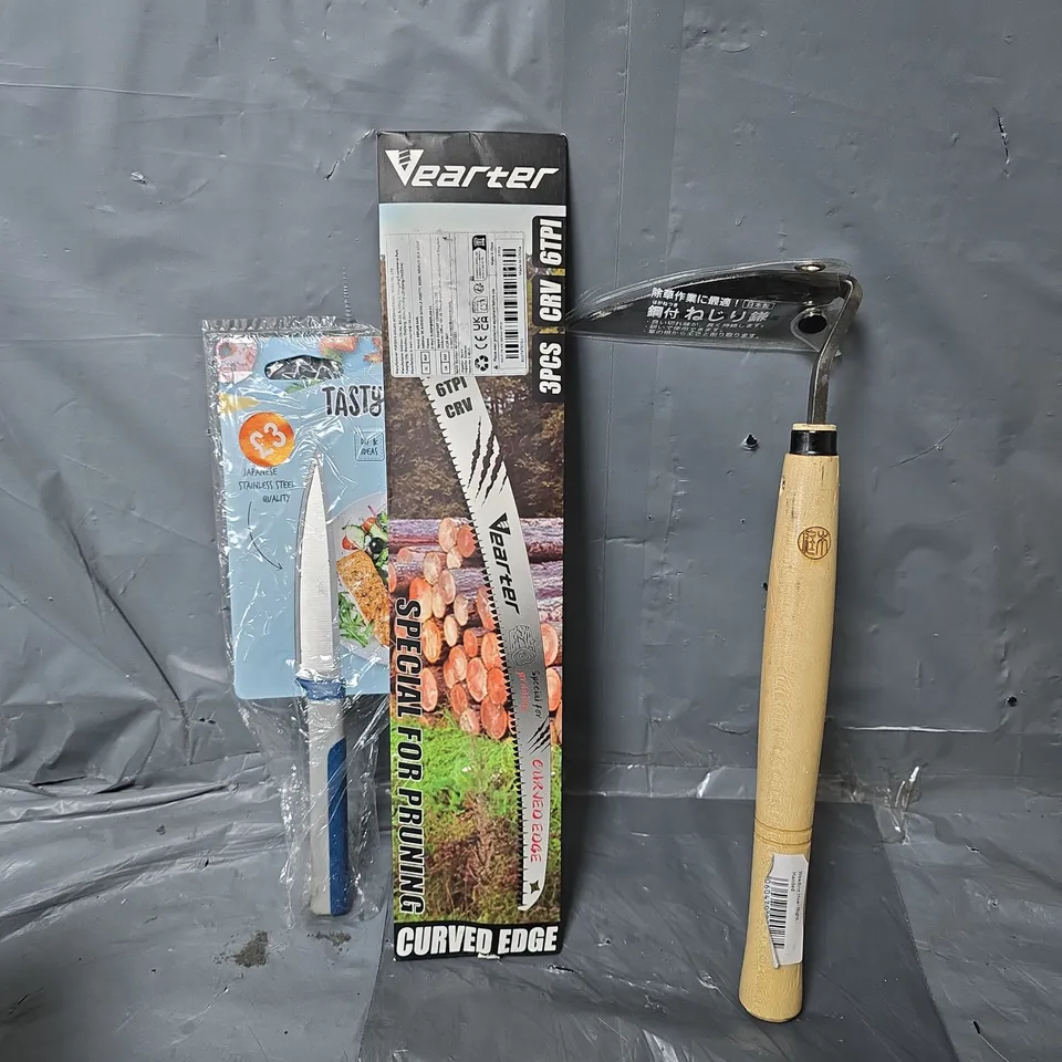 APPROXIMATELY 13 ASSORTED ITEMS TO INCLUDE - CAST IRON PAN , CUTLERY SET , KNIFE ETC