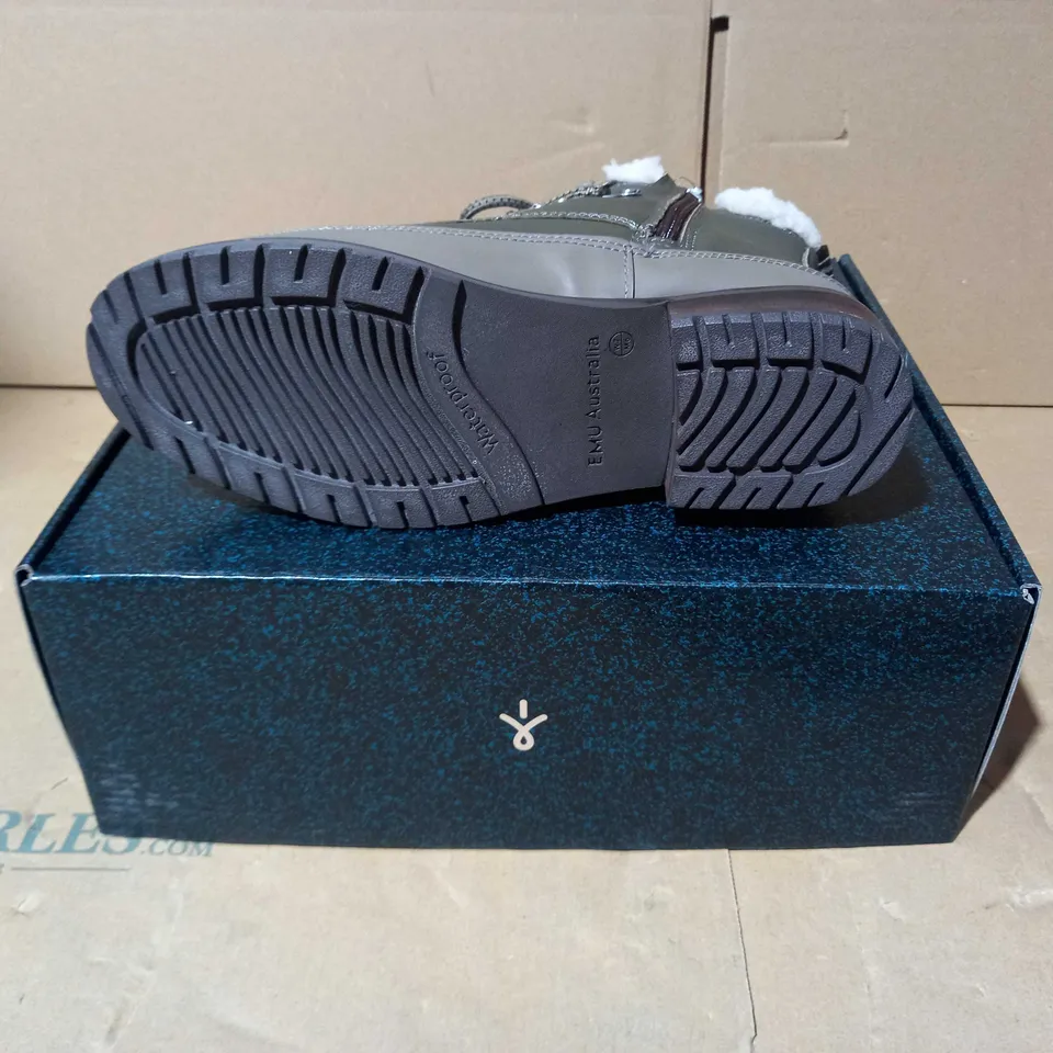 BOXED PAUR OF EMU OKAB FAUX LEATHER BOOTS IN DARK OLIVE UK SIZE 5