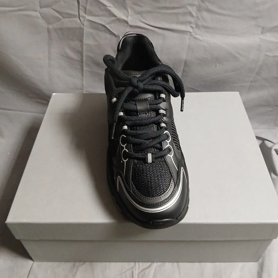 CLEENS PULSE RUNNER TRAINERS IN PHANTOM BLACK - 7.5