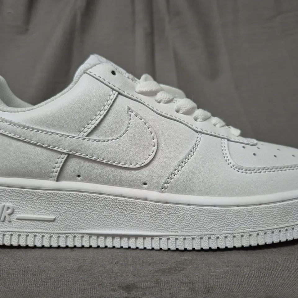 BOXED PAIR OF NIKE AIR FORCE 1 '07 SHOES IN WHITE UK SIZE 5