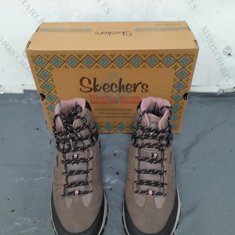 SKECHERS MEMORY FOAM SIZE 6 BROWN/PINK WALKING BOOTS 