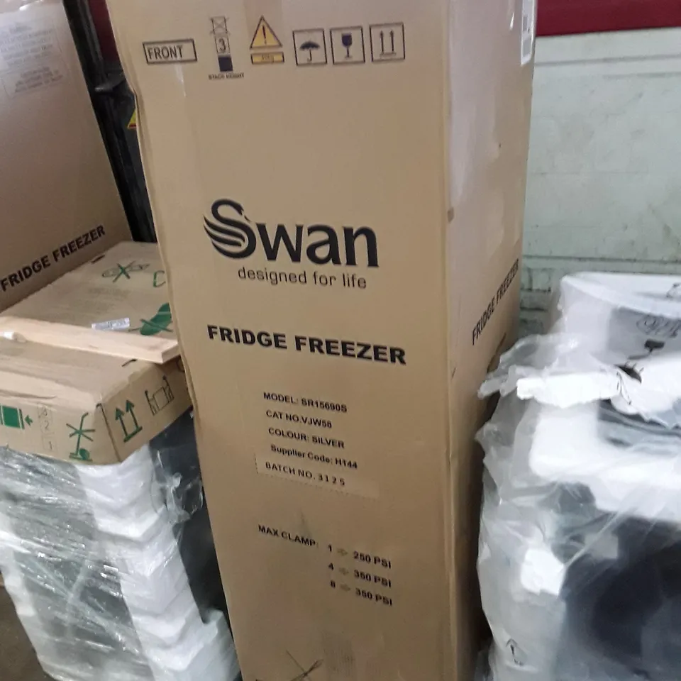 BOXED SWAN SR15690S 48CM WIDE, 50/50 SPLIT FRIDGE FREEZER - SILVER