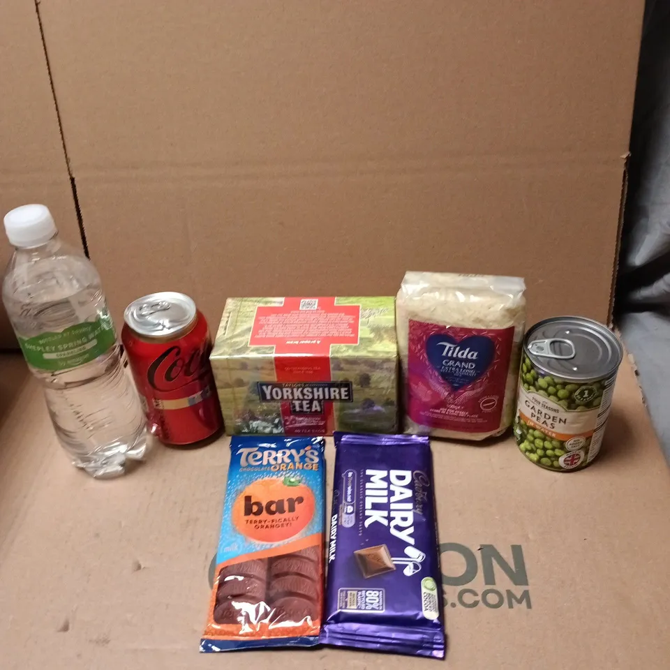 APPROXIMATELY 20 ASSORTED FOOD AND DRINK ITEMS TO INCLUDE - YORKSHIRE TEA BAGS, GARDEN PEAS AND TERRY'S CHOCOLATE ORANGE BAR