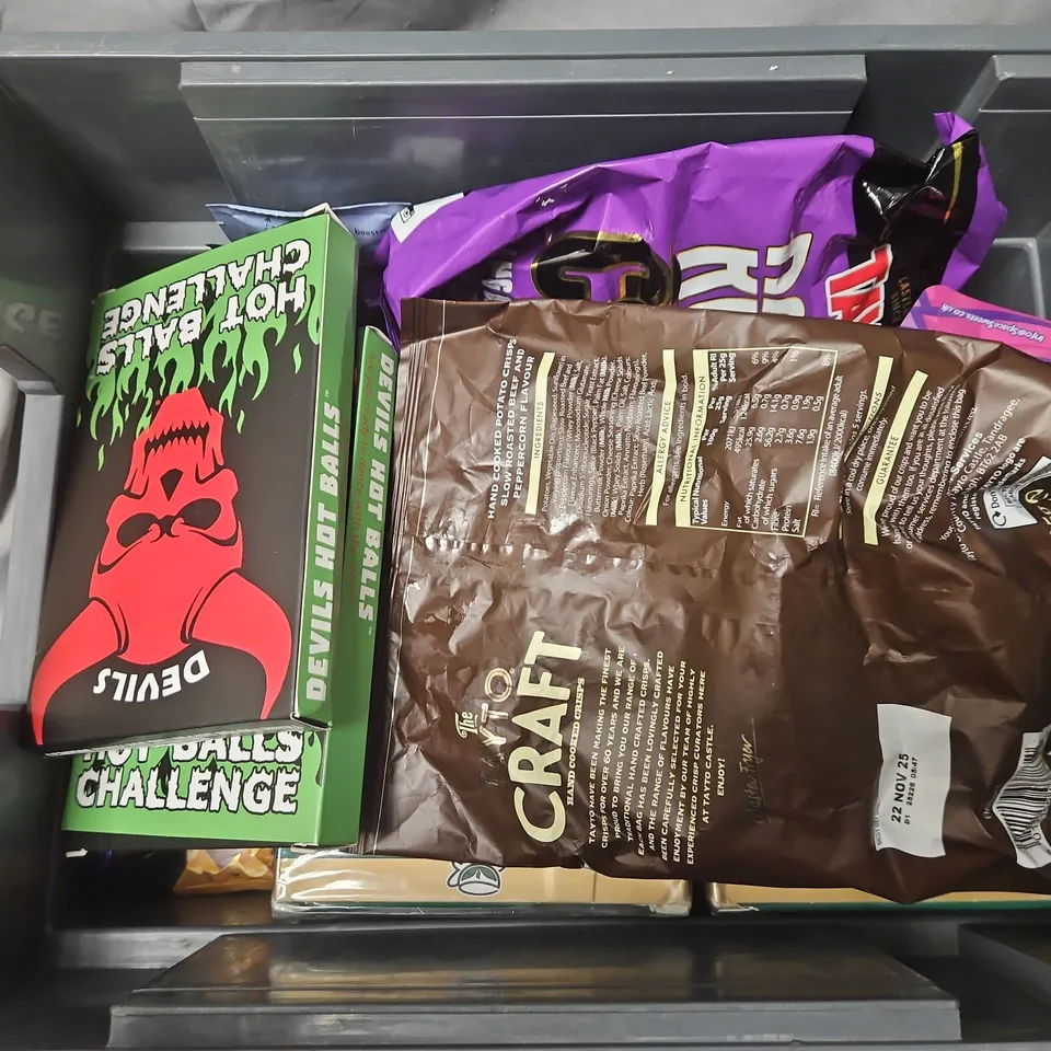 APPROXIMATELY 15 ASSORTED FOOD & DRINK ITEMS TO INCLUDE TAYTO CRAFT CRISPS, SAFARI PURE TEA, SPACE SWEETS DRIED CANDY, ETC - COLLECTION ONLY