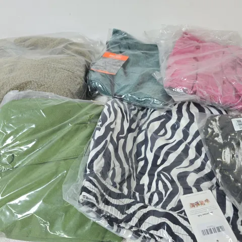 BOX OF APPROX 20 ASSORTED CLOTHING ITEMS TO INCLUDE SHIRTS, JUMPERS, COATS, ETC