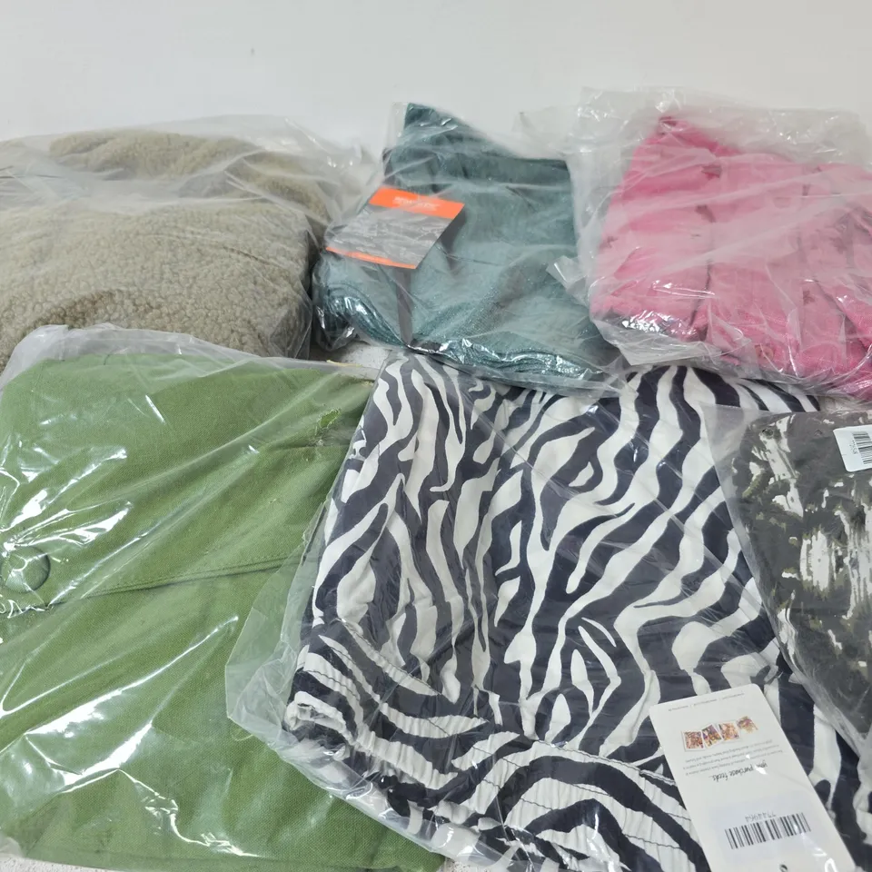 BOX OF APPROX 20 ASSORTED CLOTHING ITEMS TO INCLUDE SHIRTS, JUMPERS, COATS, ETC