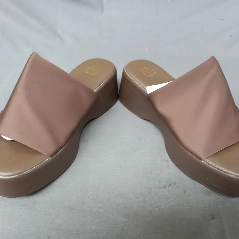 BOXED PAIR OF CINK ME PLATFORM SLIDERS IN BROWN EU SIZE 39