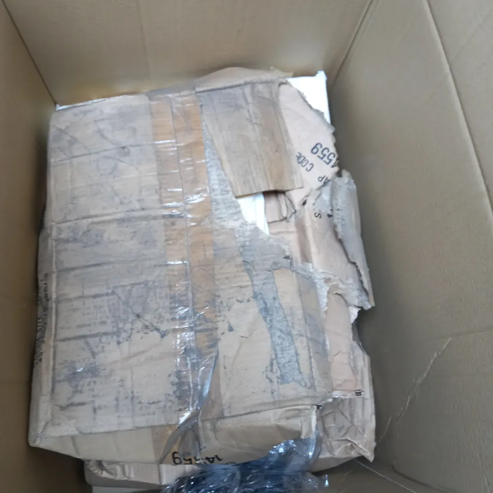 BOX OF APPROXIMATELY 10 ITEMS TO INCLUDE APRONS, BAGS, KEY CHAINS ETC