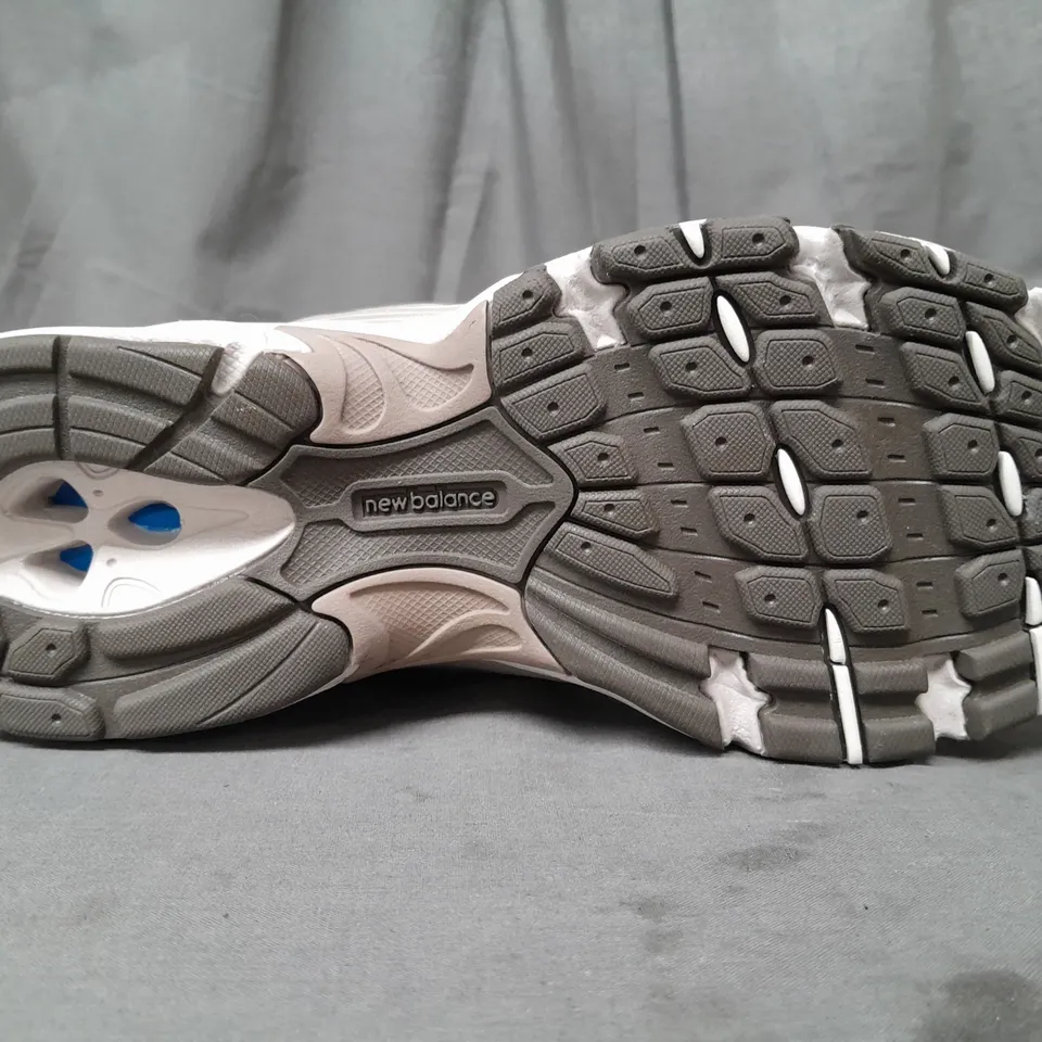 BOXED PAIR OF NEW BALANCE RUNNING COURSE SHOES IN BEIGE MULTI UK SIZE 5.5