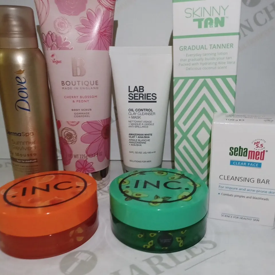 LOT OF APPROX 20 ASSORTED BEAUTY PRODUCTS TO INCLUDE SKINNY TAN GRADUAL TANNER, BOUTIQUE BODY SCRUB, DOVE SELF-TAN MOUSSE, ETC 