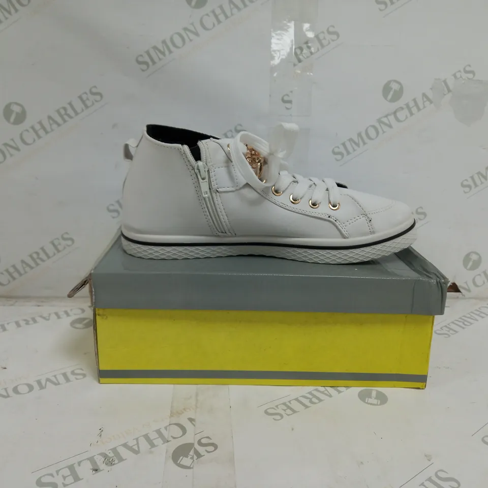 APPROXIMATELY 6 BOXED PAIRS OF HKR TRAINERS IN WHITE TO INCLUDE SIZES 36, 39, 40, 41