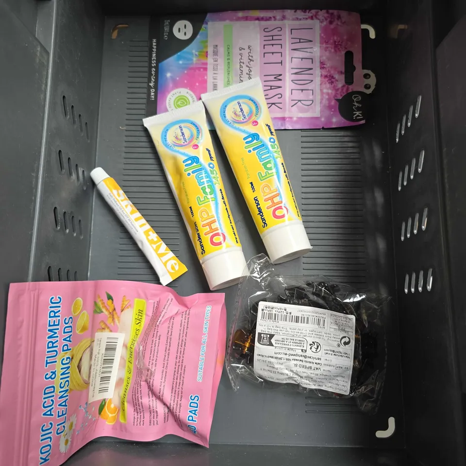 APPROXIMATELY 20 ASSORTED HEALTH & BEAUTY PRODUCTS TO INCLUDE - HAIRBURST GROWTH ELIXIR - MAE BY MITCHELL BOLT BALM IN BB2 - DR. SQUATCH SOAP BAR - ETC