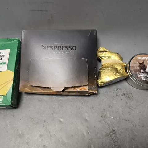 APPROXIMATELY 10 ASSORTED FOOD & DRINK ITEMS TO INCLUDE - BARLEY SUGARS TRAVEL SWEETS , LIDNT BUNNY , TESCO LASAGNE PASTA ETC