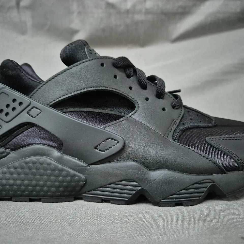 BOXED PAIR OF NIKE AIR HUARACHE SHOES IN BLACK UK SIZE 9