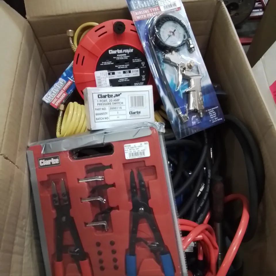 MIXED BOX OF TOOLS TO INCLUDE: VARIOUS AIR HOSES, TYRE PRESSURE GAUGE, CL PLIERS ETC.