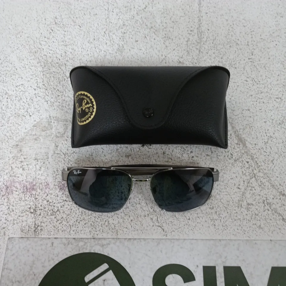 RAY-BAN AVIATOR SUNGLASSES – METAL FRAME WITH CASE